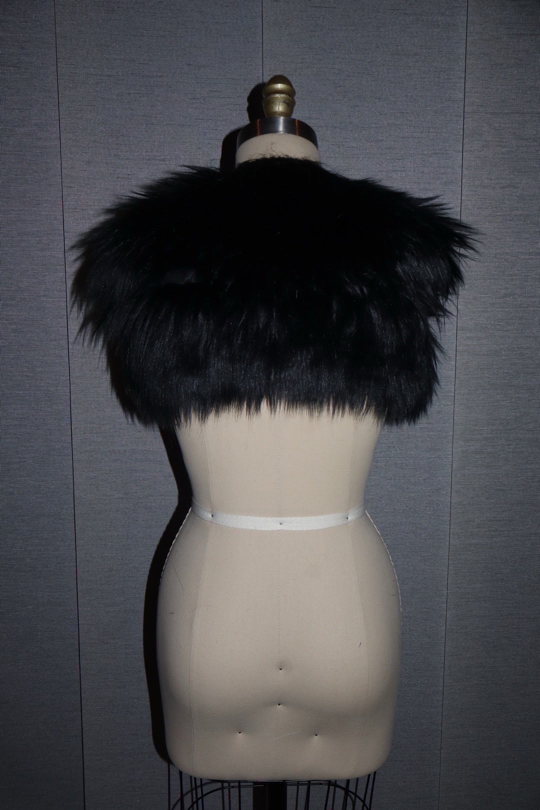 Faux Fur Cropped Vest In Black